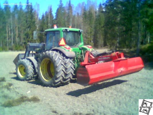 JD 6320aq2 ja vama 380JH2
kävin ojamaita levittelemässä. talvella tuo levy on jd 6200 perässä
Avainsanat: jontikka vama