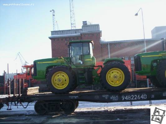 John Deere 9320
John Deere 9320 ja vielä peittämättömät ikkunat.
