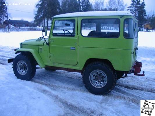 Toyota BJ40
Vähä isompaa kumia alle.
Avainsanat: Toyota