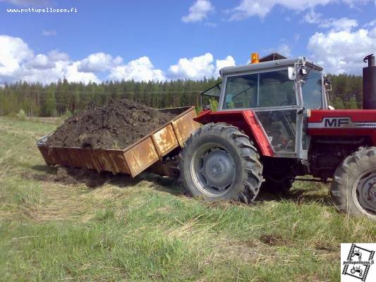 mf 2640 turbo + pikku kärryt
Ei vaikka väkisin yrittää. Katoaa maa kärryjen alta.
Avainsanat: mf 2640 maanajo