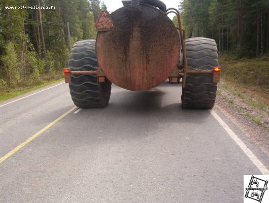 8000 perä ja ryssäläinen
Se vähän painu peltoon, eikä hirveesti asiaa auttanu ryssän renkaat. 
