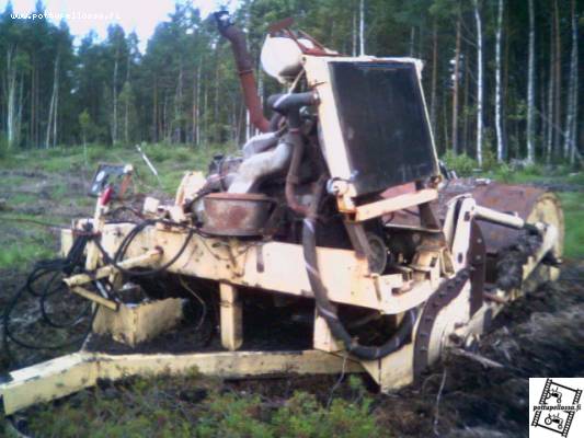 jyrsin
Tommosella joskus tuli jyrsittyä. moottori volvon kuorma-autosta litroja 12. Leveys noin 2.5m
Avainsanat: jyrsin