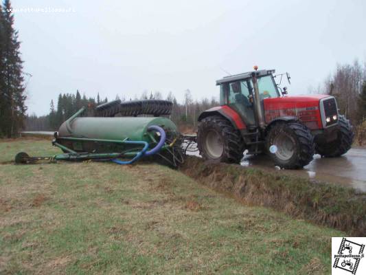 Pääsi kärry katumaan
Tien reuna petti ,kärry kaatui pysähdyksissä..sorarekkaa väistäessä
Avainsanat: Kärry mf 8160 21m3