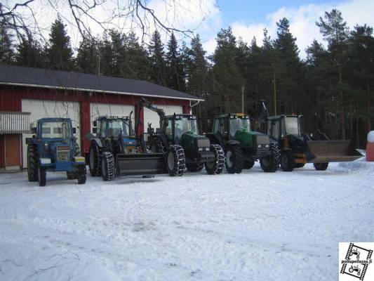 Koneet rivissä
Ford 7000, Ford 7610, Valtra 6850, Valtra 8350 ja Lännen 540.
