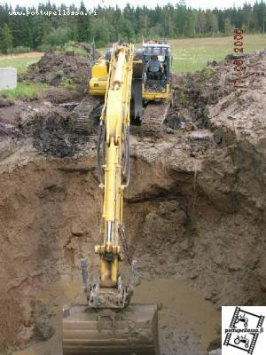 Kaivon teko
Komatsu pc 340 lappaa kuraa montun pohjalta
Avainsanat: Komatsu