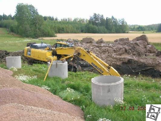 Kaivon teko
Komatsu joutu kaivamaa ittellee montun kun ei enää muuten ylettäny pohjalle
Avainsanat: Komatsu