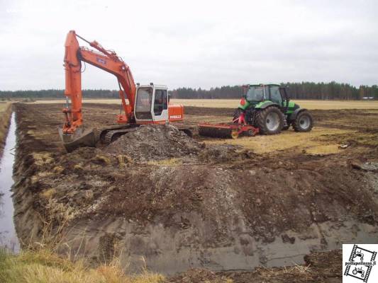 FH 150LC ja 3m carrier&140Deutz
Ojamaiden pehmentämistä kokeilussa olleella carrierilla. Taustalla samalla lohkolla joutsenia,ei kahden traktorin äänet samalla lohkolla liikoja häirinny.
Avainsanat: Hitachi deutz carrier