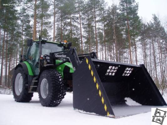 teutsi105, kuiken 960ek ja siin kiinni kahen kuution kauha
tommonen kauha teetettiin että saa lunta kuormailla. nii ja siinä on kaarevat tappiterät tos kauhan takana nii voi polannettaki poistaa
Avainsanat: kauha