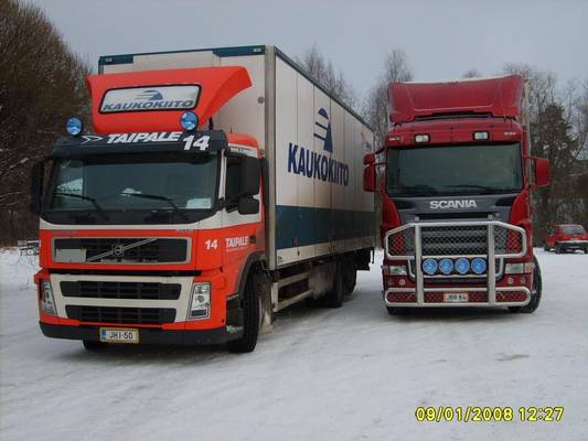 Kuljetusliike Taipaleen Volvo FM9 ja Jyväskylän Autokuljetuksen Scania 
Kuljetusliike Taipaleen Volvo FM9 ja Jyväskylän Autokuljetuksen Scania rahtiautot tauolla.
Avainsanat: Volvo FM9 Scania Taipale Autokuljetus 14