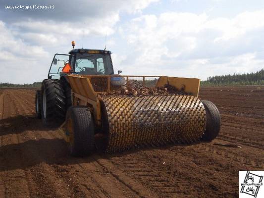 new holland 8360 ja vapon pienpuukerääjä
kapuloitten keruuta
Avainsanat: pienpuukerääjä