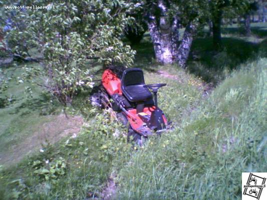 Jonsered ojassa
huono tämä hydrostaattinen veto ku se on toteutettu kahdella polkimella, muute hyvä mut ku ne toimii päinvastoinki ja ku ajaa puskan vierelle nii oksa menee pakkipolkimen alle ja se nousee ja sit mentiin...
Avainsanat: jonssi