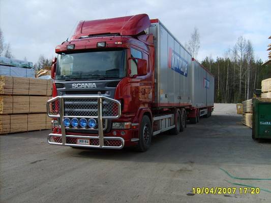 Jyväskylän Autokuljetuksen Scania
Jyväskylän Autokuljetus Oy:n Scania täysperävaunuyhdistelmä on tullut hakemaan kuormaa Earth Pacin lavatehtaalta.
Avainsanat: Jyväskylän Autokuljetus Kiitolinja Scania
