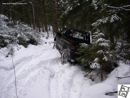 alkava tilanne,
juu, käytiin vähän ajelemassa. Meinas mitsu ketjuista huolimatta riistäytyä kallellaan olevassa mäessä kiveen.
Avainsanat: off-road mitsu l200