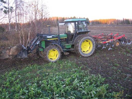 Jontikka 3050 ja väderstad 
Tuli löydettyä tommonen kivi.
Avainsanat: väderstad johndeere jontikka 3050 kivitalikko kultivaattori