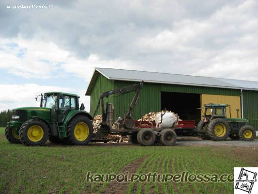 Klapien siirtelyä
Etualalla JD 6920s & RKP , takana JD 3350 & Tuhti WS120
