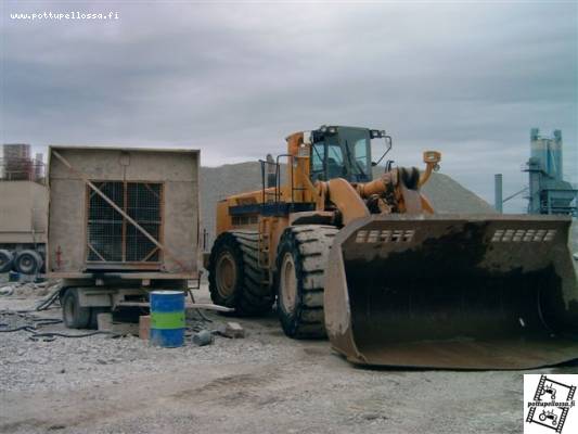 komatsu wa 700
pikkusen on agrekaatti vaunu pikkusen olonen komatsun rinnalla...
Avainsanat: komatsu wa 700