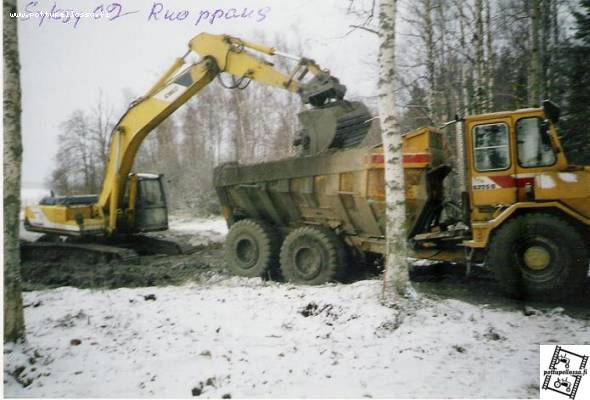 Kobelco ja Moxy
Rannanruoppausta
