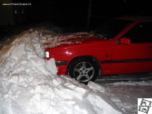 Meinas käyä volvolle(850 t5) huonosti....
Puol metriä lähemmäs seinää ni olis ollu nokkapelti lommollaa...
Avainsanat: volvo