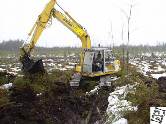 Kobelco sk130 markIV -99
metsäojia perkaamassa. routaa vähän ajankohtaan nähden..
Avainsanat: kobelco