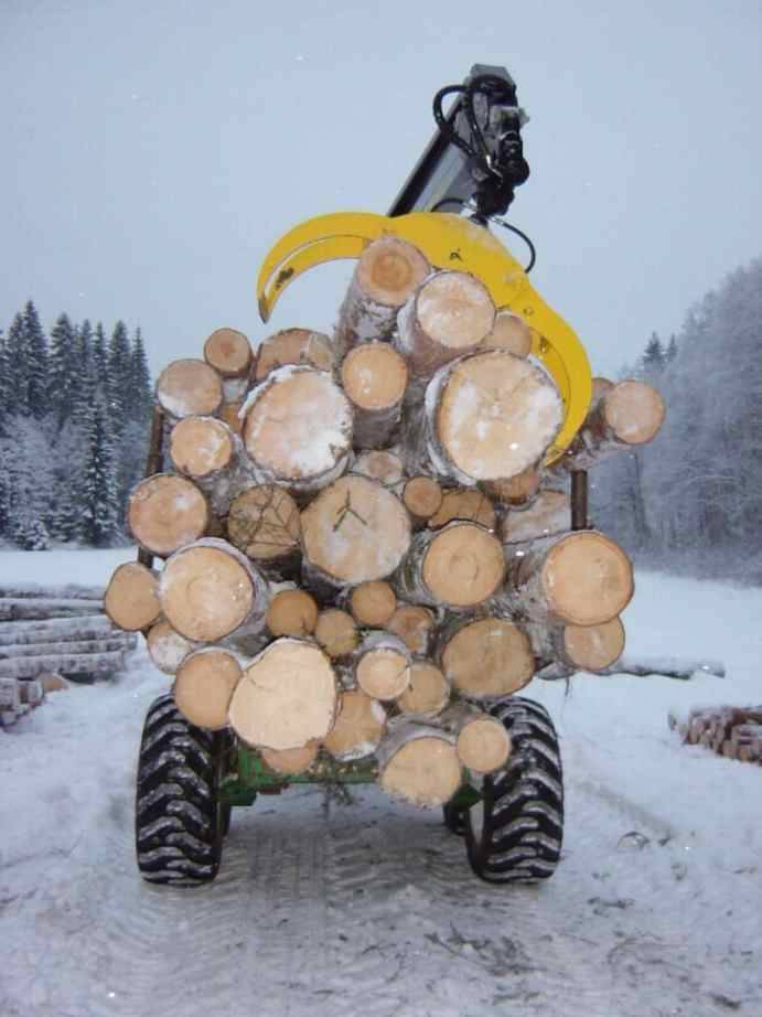 patun eka keikka
ja saatiinhan sieltä oikeen kuormaakin aikaseks, oispa ollu ketjut kivat... mutta auttaahan nuo ropsonit tuon kuorman alla jonkun verran :)

