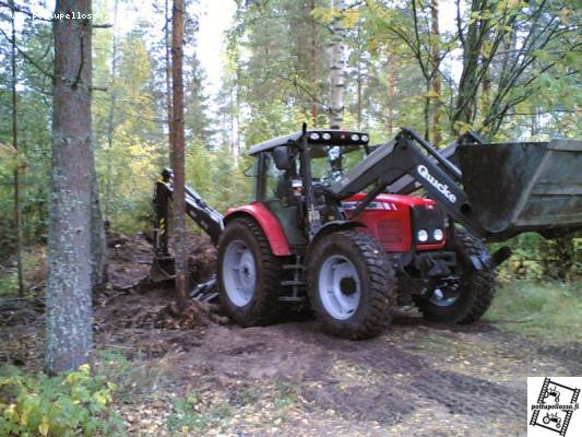 MF 5455+kuikka+hitec
Työmaan silmäterä siistimässä maita, Hitec 430 omalla pumpulla tupessa.
