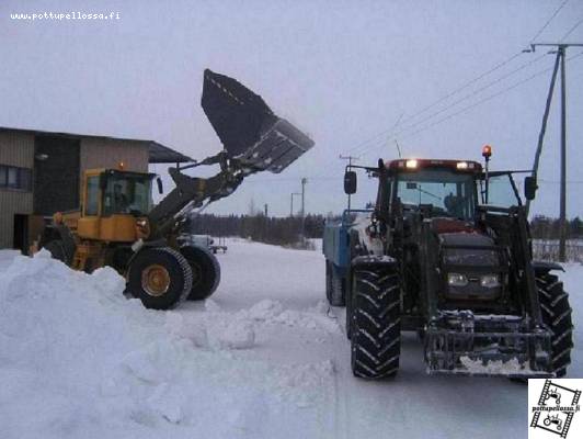 Valtra T160 ja Volvo L70E
Lunta ajamasa helmikuun loppupuolella.
