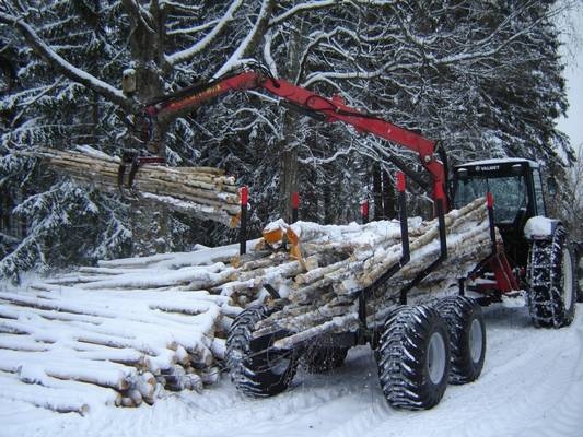 Polttopuukuorman purkua
Valmet, Maasto-kuormain ja ite tehty kärri ensimmäisiä kuormia käytössä.
Avainsanat: valmet 665 metsäkärry kuormain