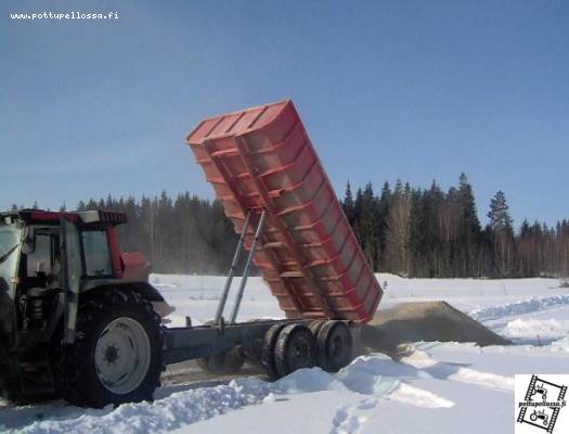 valtra ja kärryt
kalkin ajoa pakkas kelil
