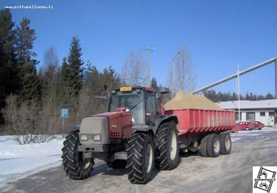 valtra 8400 ja kärryt
kalkin ajossa
