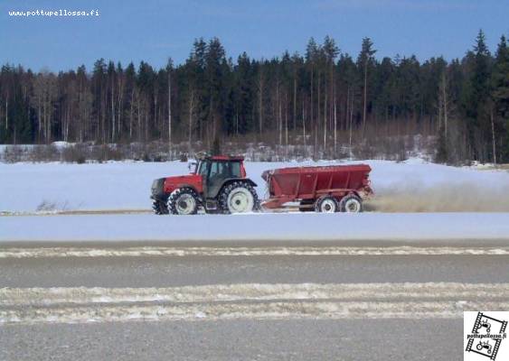 valtra ja levitin
kalkin levitystä talvella 2006
