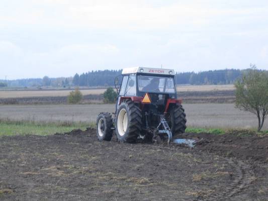 Zetkalla kyntöä v. 2006
Viimevuotista pottupellon kyntöä fiskarseilla.
Avainsanat: Zetka Zetor Perunamaa Fiskars Kyntö