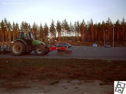 tällänen oli kaupan pihalla lauantai iltaan.
deutsi,joku vm lana,ja joku vihree tasaus äes
Avainsanat: reutsi deutsi vmlana