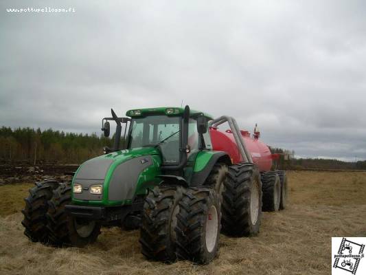 valtra t 120 ja livakka
hyvin kesti suopeltokii :P
Avainsanat: valtra livakka