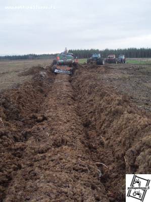 valtra & kalkkikärry uutismaalla.
tyhjänä vielä kesti. saralla ei mahdu kääntymään joten vedetään seuraavaa liittymää kohti. vetämässä valmet 8400, 100-90, 3070 massikka ja kutospillarin vinssi. vinssistä katkes vaijeri niin nostettiin sitten 21 tonnin kaivurilla
Avainsanat: valtra, kalkkikärry, kalkinlevitys