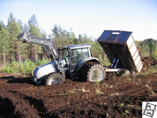 Valtra T140+kantokärry vetoapua odottelemassa..
