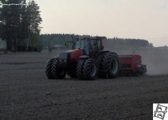 valtra 8400 ja tume 4000JC
omatekosilla ajolinja merkkareilla
