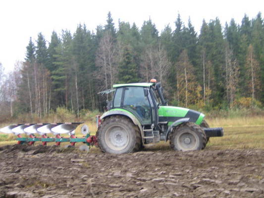 kyntötöissä
deutz-fahr ja kverneland
Avainsanat: kyntö