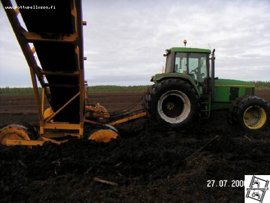 jd6600 lastauskoneena
lastaaja istahti suohon,no tekevälle sattuu:)
