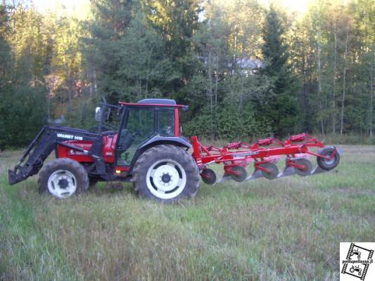 kyntöhommissa
valmet865 ja agroluxAT
Avainsanat: kyntöhommissa