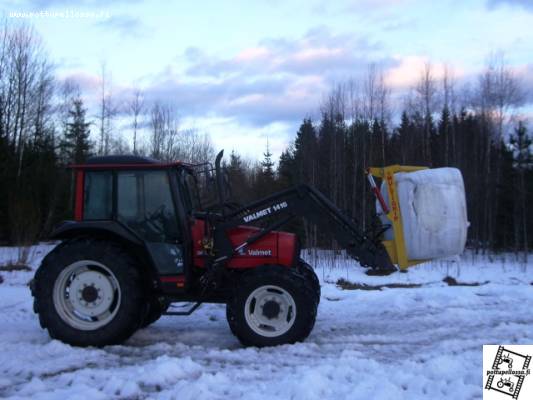 paalien pelastamista veden tieltä
sisuvalmet 865, kuormain valmet 1416 ja paalipihtien merkki on multigrip
Avainsanat: 865 valmet