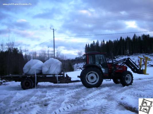 paalien ajoo kohta veden vallassa olevalta pellolta
valmet 865, kuormain valmet 1416 ja kärryt on merkkiä romantika (oikeasta kirjoitustyylistä ei tietoa)
Avainsanat: valmet 865