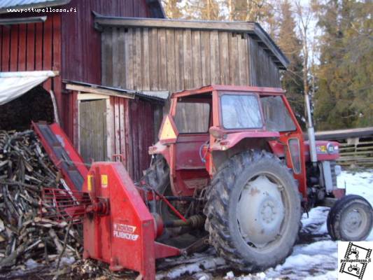 polttopuiden tekoa
polttopuiden tekokoneena nokka pilkekone ja pyöritämässä mf 165 S
Avainsanat: 165 S