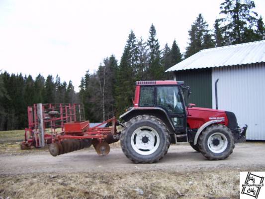 peltotöiden aloitustoimenpiteitä
valtra 6550ht, belaruksen lautasmuokkain ja taustalla tarmo 4,5m
Avainsanat: valtra