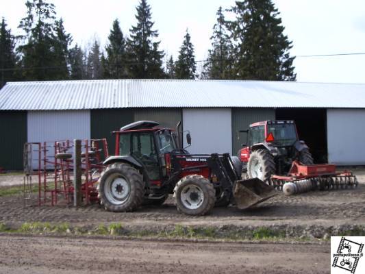 äestyskalusto
valmet 865 (perässä tarmo 450), valtra valmet 6550 ja belarus
Avainsanat: äestyskalusto