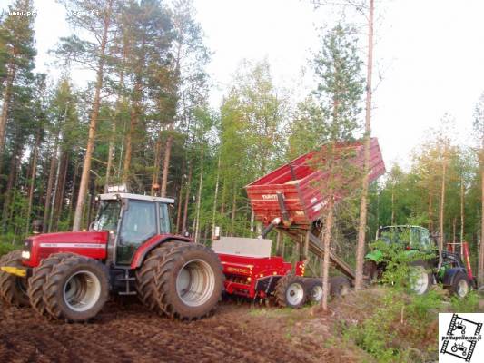 MF4270 ja junkkari sekä 105teutsi ja 85tuhti
viljan täyttö puuhia
Avainsanat: MF junkkari teutsi tuhti