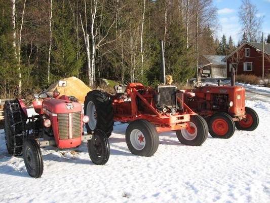 Tämänhetkiset traktorit
Massey-Ferguson 30 -64
Nuffield 4/65 -70 5.7L BMC 6-koneella
Nuffield Universal Three -61
