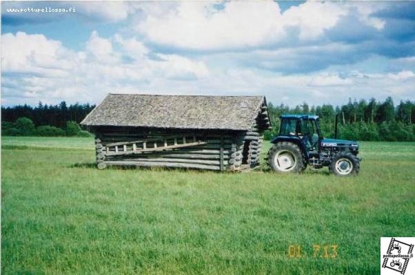 Ladon siirto
Ford 6640:llä siirrettiin latoa pari kilometriä.
Avainsanat: ford newholland