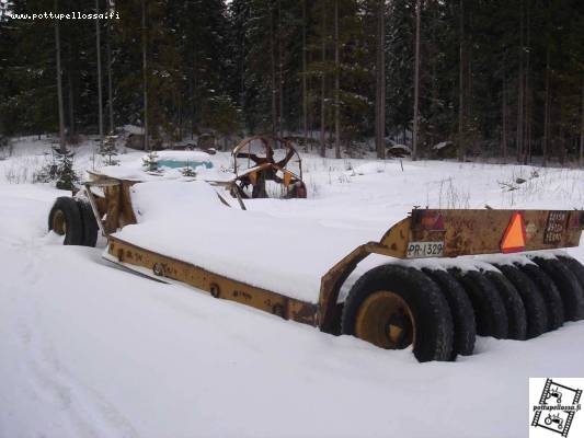 Lokomon lavetti
Lokomon mukana tullu lavetti, koneita siirretty ja etenkin paalia ajettu tolla. Paalin ajoon aika järeä, mutta hyvin ne liikkuu :)
Avainsanat: lavetti