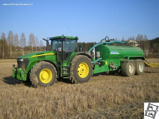 Jontikka ja Agronic 17m3
Tuollapa se liete sitten levisi.
Avainsanat: John Deere 7820 agronic lietevaunu