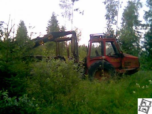 lokomo 909
metsälöytö... on kuulemma hapannu tuol hakkuu aukion reunassa jo pari vuotta ja puukki oli vielä aukolla...
Avainsanat: lokomo 909